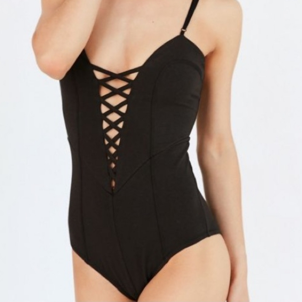 Deep-V cross cross black body suit.
